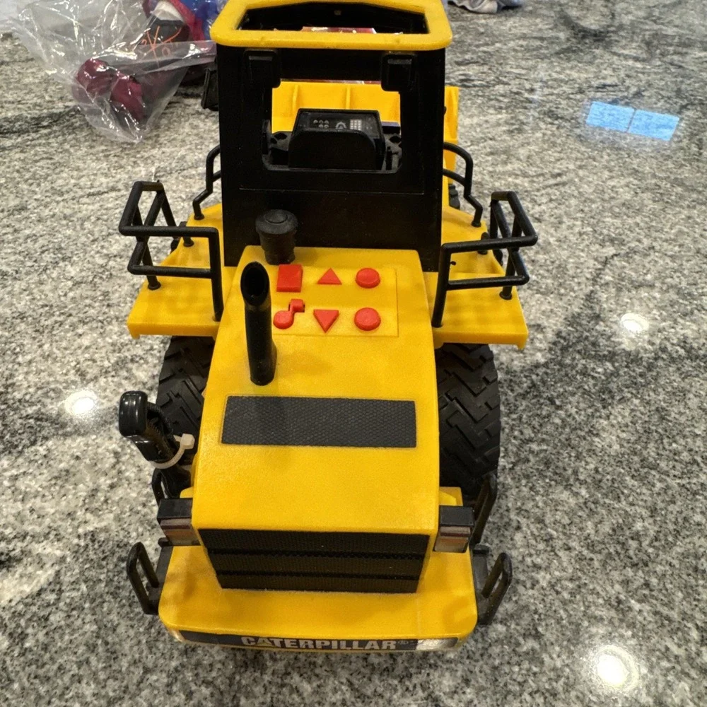 CAT Caterpillar Bulldozer Construction Vehicle moves Sounds‎ Lights Works 12